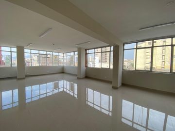VENDO Céntrico inmueble DOBLE USO PARA SER ADAPTADO COMO DPTO u OFICINA - Remodelado en El Cercado de Lima - Jr. Washington con Av Uruguay