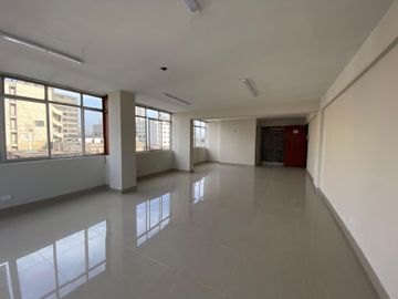 VENDO Céntrico inmueble DOBLE USO PARA SER ADAPTADO COMO DPTO u OFICINA - Remodelado en El Cercado de Lima - Jr. Washington con Av Uruguay