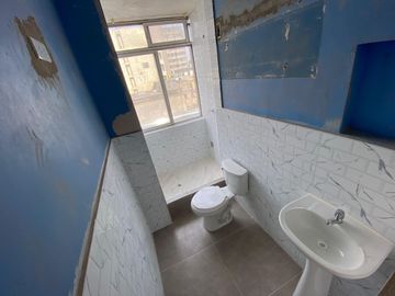 VENDO Céntrico inmueble DOBLE USO PARA SER ADAPTADO COMO DPTO u OFICINA - Remodelado en El Cercado de Lima - Jr. Washington con Av Uruguay