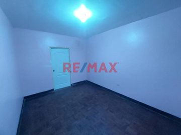 Casa De 2 Pisos, Jardín Y Ambientes Súper Funcionales