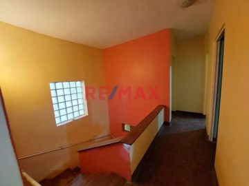 Casa De 2 Pisos, Jardín Y Ambientes Súper Funcionales