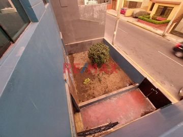 Casa De 2 Pisos, Jardín Y Ambientes Súper Funcionales