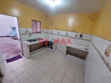 Casa De 2 Pisos, Jardín Y Ambientes Súper Funcionales