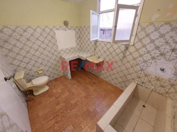Casa De 2 Pisos, Jardín Y Ambientes Súper Funcionales