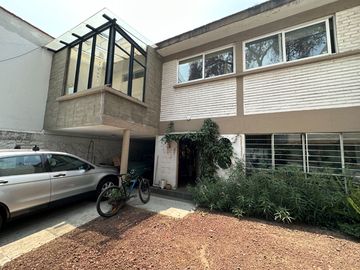 Preciosa Casa en Venta en La Colonia Periodista.