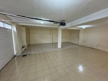 CASA BIEN UBICADA EN FRACCIONAMIENTO LOMAS ALTAS, TOLUCA, 4 RECAMARAS