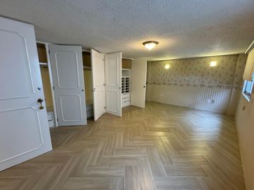 CASA BIEN UBICADA EN FRACCIONAMIENTO LOMAS ALTAS, TOLUCA, 4 RECAMARAS