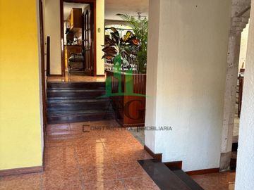 VENDO HERMOSA CASA DE 3 PISOS, DE 309 M2 CON 7 DORMITORIOS, 6 BAÑOS, JACUZI, JARDINES, COCHERA PARA 2 CARROS, AREA DE PARRILLAS, ZONA DE VISITAS
