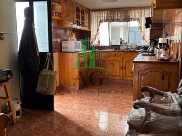 VENDO HERMOSA CASA DE 3 PISOS, DE 309 M2 CON 7 DORMITORIOS, 6 BAÑOS, JACUZI, JARDINES, COCHERA PARA 2 CARROS, AREA DE PARRILLAS, ZONA DE VISITAS