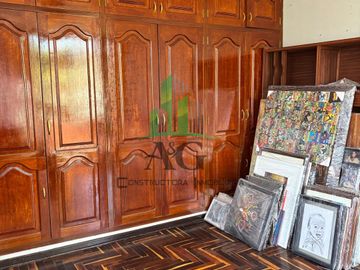 VENDO HERMOSA CASA DE 3 PISOS, DE 309 M2 CON 7 DORMITORIOS, 6 BAÑOS, JACUZI, JARDINES, COCHERA PARA 2 CARROS, AREA DE PARRILLAS, ZONA DE VISITAS
