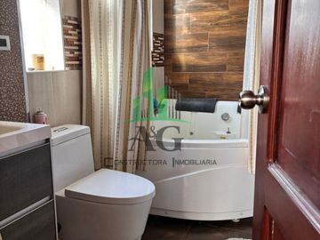 VENDO HERMOSA CASA DE 3 PISOS, DE 309 M2 CON 7 DORMITORIOS, 6 BAÑOS, JACUZI, JARDINES, COCHERA PARA 2 CARROS, AREA DE PARRILLAS, ZONA DE VISITAS