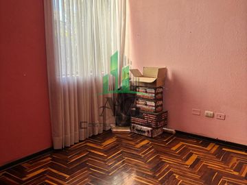 VENDO HERMOSA CASA DE 3 PISOS, DE 309 M2 CON 7 DORMITORIOS, 6 BAÑOS, JACUZI, JARDINES, COCHERA PARA 2 CARROS, AREA DE PARRILLAS, ZONA DE VISITAS
