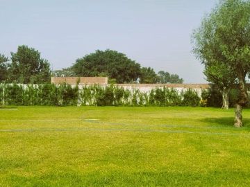 Vendo terreno con casa de estreno, picina y todos los servicios, puerta a calle , vivienda o eventos
