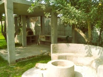 Vendo terreno con casa de estreno, picina y todos los servicios, puerta a calle , vivienda o eventos