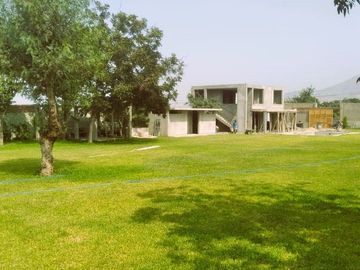 Vendo terreno con casa de estreno, picina y todos los servicios, puerta a calle , vivienda o eventos