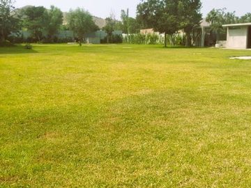 Vendo terreno con casa de estreno, picina y todos los servicios, puerta a calle , vivienda o eventos