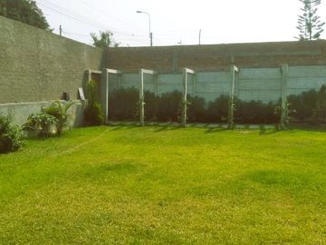 Vendo terreno con casa de estreno, picina y todos los servicios, puerta a calle , vivienda o eventos
