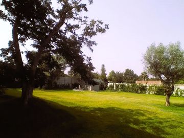 Vendo terreno con casa de estreno, picina y todos los servicios, puerta a calle , vivienda o eventos