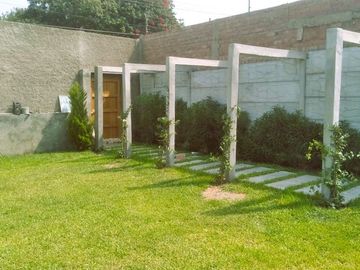 Vendo terreno con casa de estreno, picina y todos los servicios, puerta a calle , vivienda o eventos