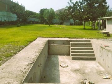 Vendo terreno con casa de estreno, picina y todos los servicios, puerta a calle , vivienda o eventos
