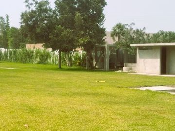 Vendo terreno con casa de estreno, picina y todos los servicios, puerta a calle , vivienda o eventos