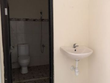 DISEWAKAN !! Rumah BRAND NEW Bagus Jalan 2 Mobil di Kelapa Molek , Bisa Neg