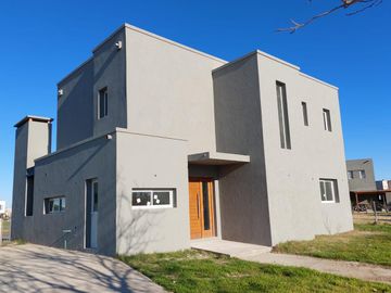 Casa al Lago en venta en El Canton!