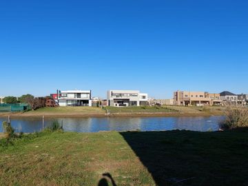 Casa al Lago en venta en El Canton!