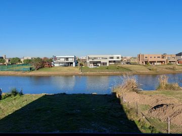 Casa al Lago en venta en El Canton!