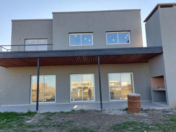 Casa al Lago en venta en El Canton!