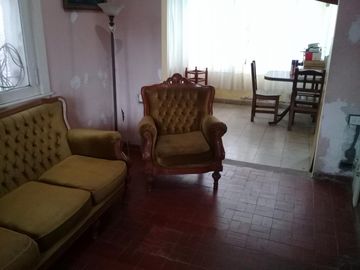CASADE 3 AMBIENTES EN PLANTA ALTA,ENTRADA DE AUTO Y FONDO LIBRE.