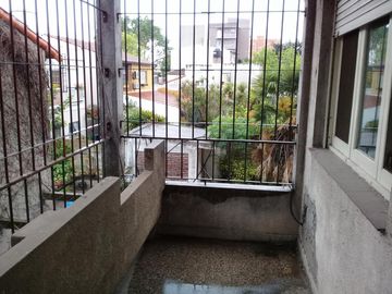 CASADE 3 AMBIENTES EN PLANTA ALTA,ENTRADA DE AUTO Y FONDO LIBRE.