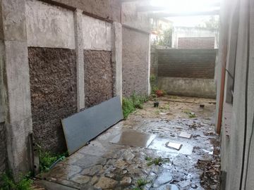 CASADE 3 AMBIENTES EN PLANTA ALTA,ENTRADA DE AUTO Y FONDO LIBRE.