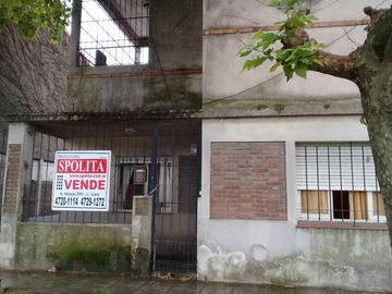 CASADE 3 AMBIENTES EN PLANTA ALTA,ENTRADA DE AUTO Y FONDO LIBRE.