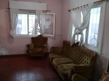 CASADE 3 AMBIENTES EN PLANTA ALTA,ENTRADA DE AUTO Y FONDO LIBRE.