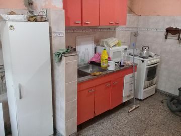 CASADE 3 AMBIENTES EN PLANTA ALTA,ENTRADA DE AUTO Y FONDO LIBRE.