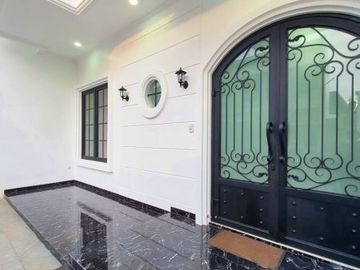 Rumah mewah dekat mall Cinere, carport 2 mobil, pencahayaan cerah 90
