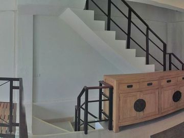 Three Storey Loft Style Townhouse-Soi 94