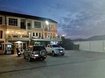 Three Storey Loft Style Townhouse-Soi 94