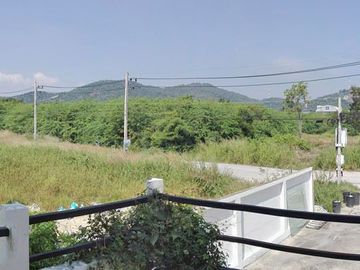 Three Storey Loft Style Townhouse-Soi 94
