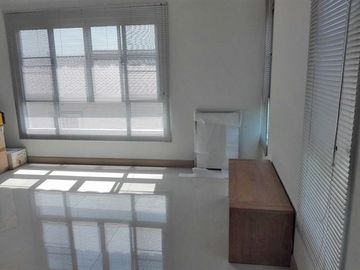 Three Storey Loft Style Townhouse-Soi 94