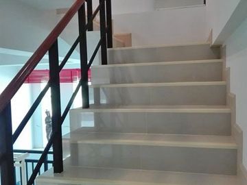 Three Storey Loft Style Townhouse-Soi 94