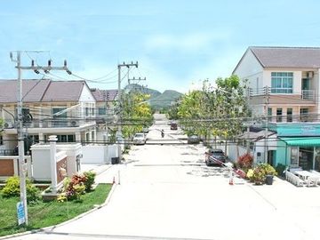 Three Storey Loft Style Townhouse-Soi 94