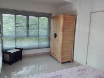 Three Storey Loft Style Townhouse-Soi 94