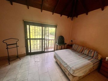 CASA QUINTA EN VENTA EN LOTE DE 3000 M2 - 6 AMBIENTES - ESCUCHA OFERTAS - PILAR