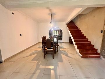 CASA QUINTA EN VENTA EN LOTE DE 3000 M2 - 6 AMBIENTES - ESCUCHA OFERTAS - PILAR