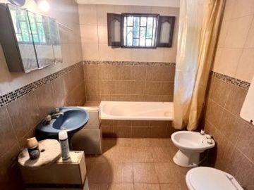 CASA QUINTA EN VENTA EN LOTE DE 3000 M2 - 6 AMBIENTES - ESCUCHA OFERTAS - PILAR