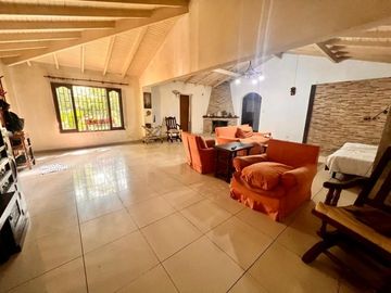 CASA QUINTA EN VENTA EN LOTE DE 3000 M2 - 6 AMBIENTES - ESCUCHA OFERTAS - PILAR