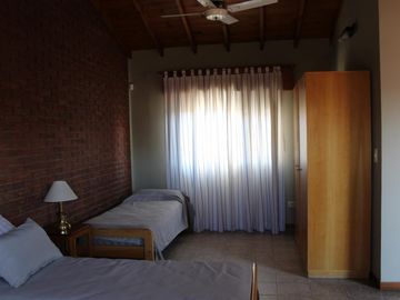Chalet de 4 AMBIENTES ubicado a 350 metros de la Avenida Tomás Espora.