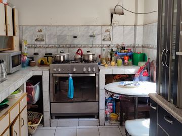 Casa 3 pisos Área:200m2 $240,000 SMP